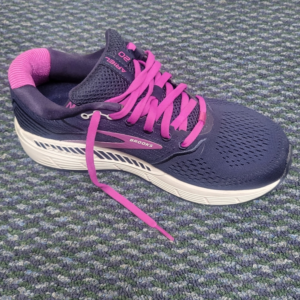 Brooks Ariel 20 tennis shoes